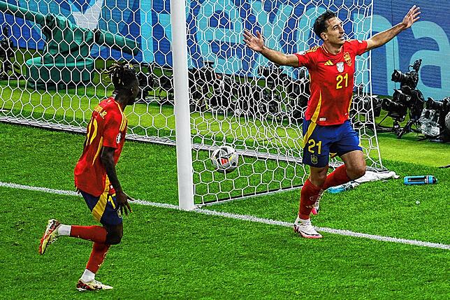 Mikel Oyarzabal jubelt nach seinem Tor zum 2-1 mit Spaniens Nico Williams und Spaniens Lamine Yamal.