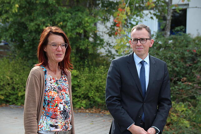 Claudia Knab, die Rektorin der Donaueschinger Karl-Wacker-Schule, erklärt Sven Hinterseh die anstehenden Bauprojekte.