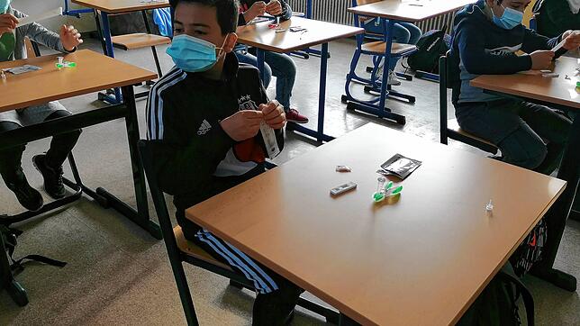 An den weiterführenden Schulen absolvierten die Schüler die Schnelltests seit dieser Woche selbst. Unser Bild entstand diese Woche am ...
