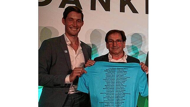 Stolz präsentiert Schiri Walter Bednarek (rechts) gemeinsam mit dem Bundesligaschiedsrichter Matthias Jöllenbeck das Ehrungstrikot mit ...
