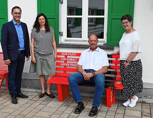 Sie freuen sich, dass die Rote Bank jetzt bis Anfang Juli in Hohenfels am Vereinshaus neben dem Rathaus steht (von links): Bürgermeister ...
