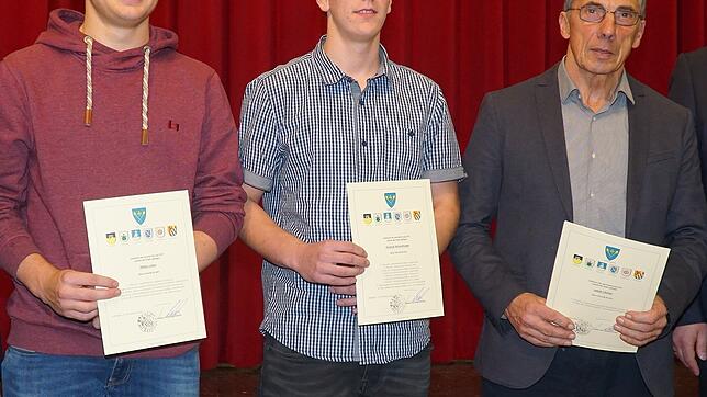 Ausgzeichnet werden bei der Löffinger Sportlerehrung von den Leichtathleten von links Niklas Leber, Yannick Winterhalder (nominiert zum ...