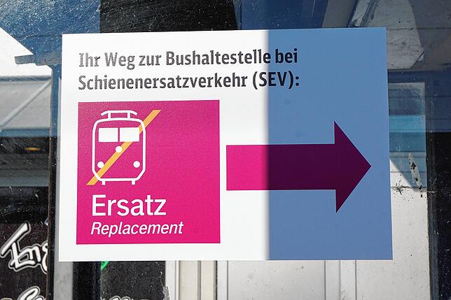 Da geht&lsquo;s lang &ndash; zum Ersatzbus nach Allensbach beziehungsweise Konstanz, Abfahrt am Zentralen Omnibusbahnhof Radolfzell. ...