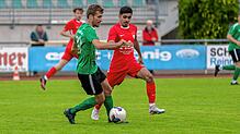 Kurios: Seit dem 1:0-Erfolg zum Saisonabschluss im Juni warten Can Cicek (rechts, gegen Mundingens Leander Graf) und der FC Tiengen 08 ...