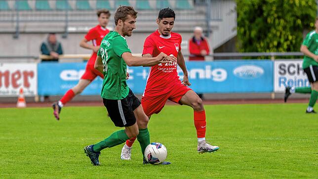 Kurios: Seit dem 1:0-Erfolg zum Saisonabschluss im Juni warten Can Cicek (rechts, gegen Mundingens Leander Graf) und der FC Tiengen 08 ...