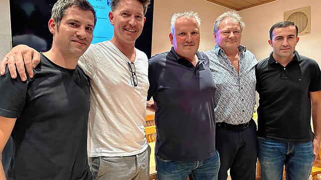 Der SV Blau-Weiss Murg hat mit Michael Mutter (zweiter von rechts) wieder einen Präsidenten. Neu im Vorstandsteam ist Mehmet Yilmaz als ...