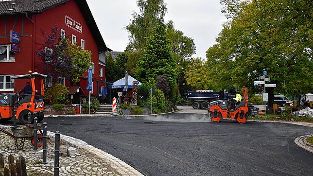 Jetzt wurde zum Abschluss wochenlanger Tiefbauarbeiten der Taubenmarktplatz in Sinkingen geteert. Foto: Albert Bantle