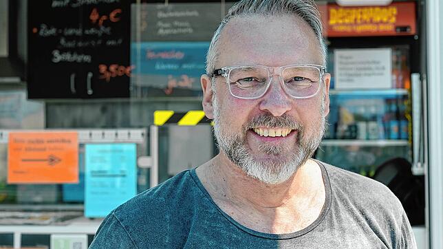 Ralf Braun hat für den Nordbahnhof eine größere Markise angeschafft, damit hier auch bei schlechterem Wetter Fußball geschaut werden kann.