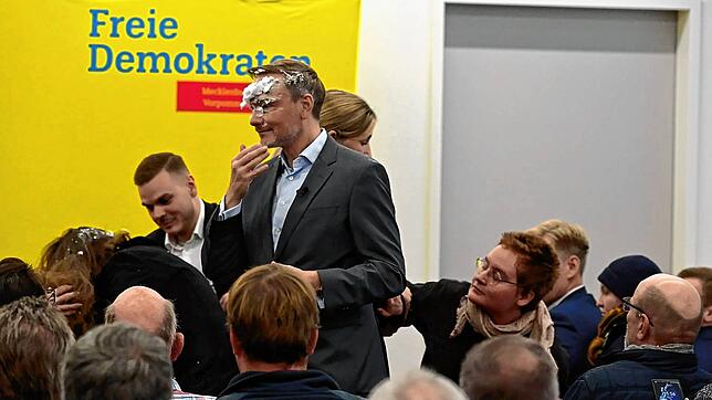 Nach dem Vorfall setzte er seine Rede fort.