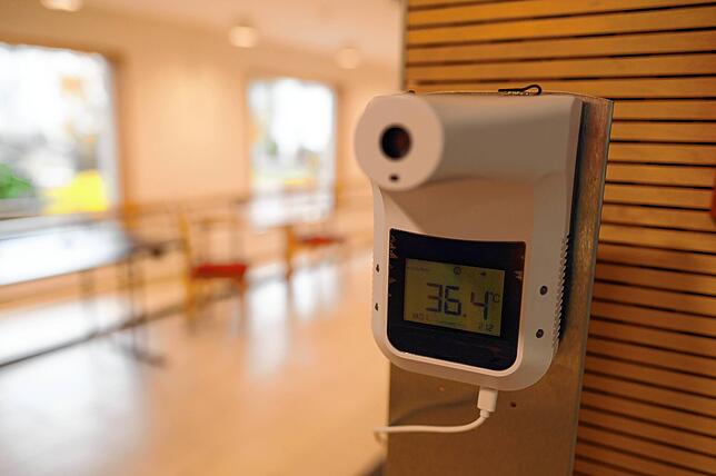 Technische Innovation im Königin-Paulinenstift: Mit diesem Wandthermometer können Besucher ihre Temperatur beim Betreten des Gebäudes ...
