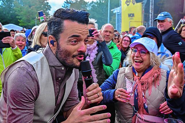 Ein Star zum Anfassen. Giovanni Zarrella bahnt sich seinen Weg auf die Bühne mitten durch das Publikum. Die Fans sind begeistert.