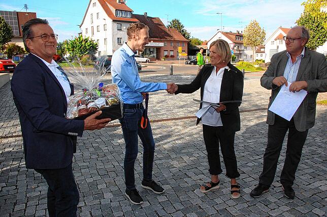 Auch Eveline Leber, Präsidentin des Sportkreises Bodensee, grartuliert Richard Ringer. Rechts Vizepräsident Franz Kiechle, links ...