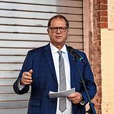 Die Gemeinderatsmehrheit, vor allem seine CDU-Parteifreunde, ließen Oberbürgermeister Jürgen Roth im Regen stehen bei seiner Absicht, ...