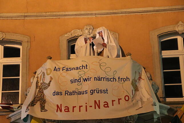 Junggesellenzunftmeister Werner Späth trägt auf dem Balkon des Rathauses die Abschiedsworte des Narro vor.