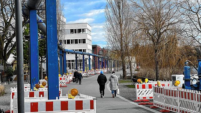 Entlang der Seerheinpromenade führt die oberirdische Abwasserleitung. Bis Mai werden die blauen Röhre bleiben.