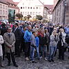 Auch auf dem Villinger Münsterplatz direkt vor dem Rathaus warten viele, links Landrat Sven Hinterseh, mit Spannung auf das ...