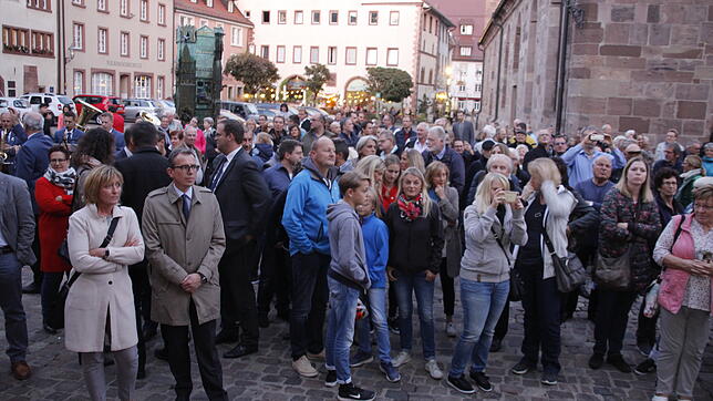 Auch auf dem Villinger Münsterplatz direkt vor dem Rathaus warten viele, links Landrat Sven Hinterseh, mit Spannung auf das ...