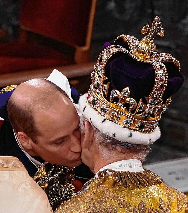 Zärtlicher Moment während der Krönungszeremonie: William, Prinz von Wales, gibt seinem Vater König Charles III. in der Westminster Abbey ...