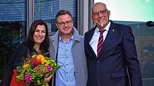 Soeben hat Jörg Schirm, Vorsitzender des Wahlausschusses (rechts), das vorläufige Ergebnis der Bürgermeisterwahl verkündet. ...