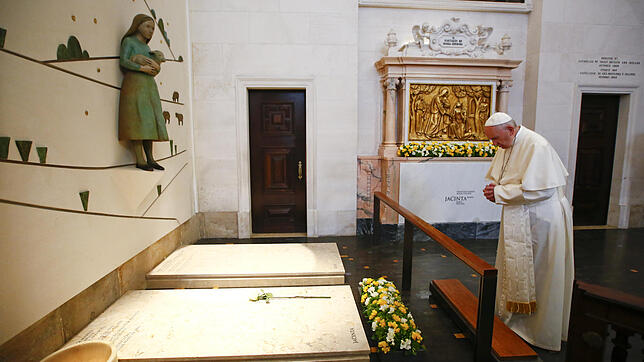 Papst Franziskus betet am 13.05.2017 in Fatima (Portugal) am Grab von zwei gesegneten Hirtenkindern. Am 100. Jahrestag der ...