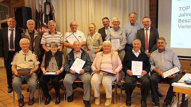 Zahlreiche Ehrungen gab es beim Bauverein Waldshut für langjährige Mitglieder, hinten von links: Geschäftsführer Andreas Kunzelmann, ...