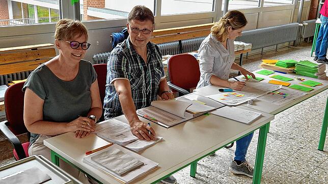 Die Wahlhelfer (von links) Bettina Peter, Stephan Klein und Juliane Felbek am Wahlsonntag in der Hebelschule, die als Wahllokal für den ...