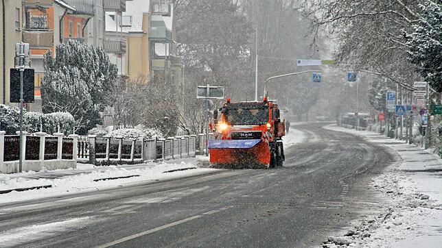 Wenn es schneit, sollen die Winterdienste überall gleichzeitig sein. Das geht natürlich nicht, denn die Straßen werden der Dringlichkeit ...