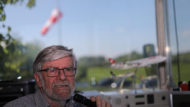 Bild : Dieser Mann sorgt dafür, dass auf dem Konstanzer Flugplatz alles seine Ordnung hat