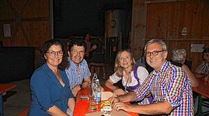 Doris Mohr, Volker und Andrea Buhl sowie Karl Mohr genießen den Festabend bei Musik und netten Gesprächen.