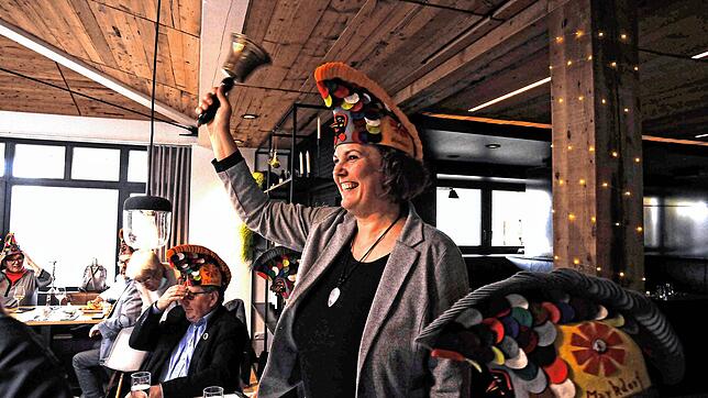 Narri Narro: Zunftmeisterin Birgit Beck eröffnet die Martinisitzung der Historischen Narrenzunft in der Hofschenke im Wirthshof. Die ...
