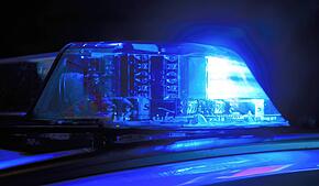 Ein Polizeiauto mit eingeschaltetem Blaulicht (Symbolbild). Die Polizei sucht Zeugen zu einem Vorfall in Waldshut. Ein Junge soll von ...