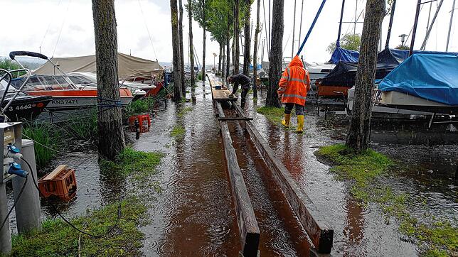 So sah der Sommer in Moos aus: Das Wasser am Hafen stieg immer weiter an, sodass Mitarbeiter des Bauhofs einen Behelfssteg bauen mussten.