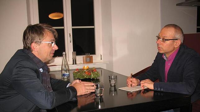Bürgermeister Martin Gruner (links) spricht in seinem Haus in Tiengen mit Redakteur Roland Gerard. Bild: Privat