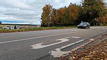 Hier gilt Tempo 50: Das ist am Ortseingang auch schon groß auf der Fahrbahn angeschrieben. Das Besondere: Die Regelung gilt überall in ...