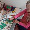 Emma tüftelt noch am richtigen Satz für Oma und Opa.