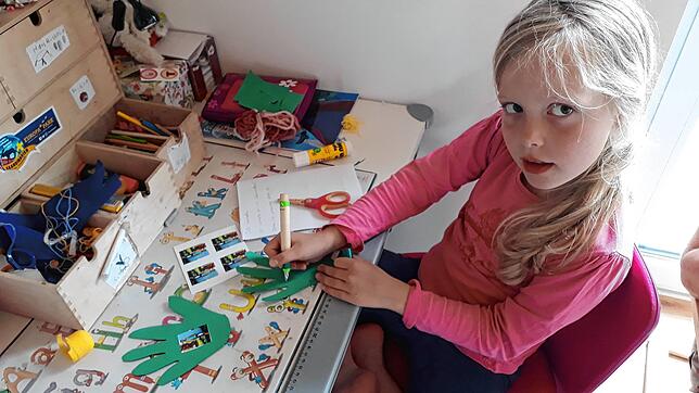Emma tüftelt noch am richtigen Satz für Oma und Opa.