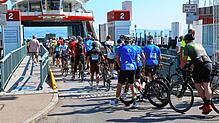 Der Fähranleger in Konstanz ist am Samstag stundenlang in Radlerhand – die Teilnehmer der Gold- und Silbertour überqueren den See hier ...