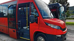 Mit dem Bus geht es über die Grenze zum Anschluss an das Schweizer Bahnnetz und zurück.