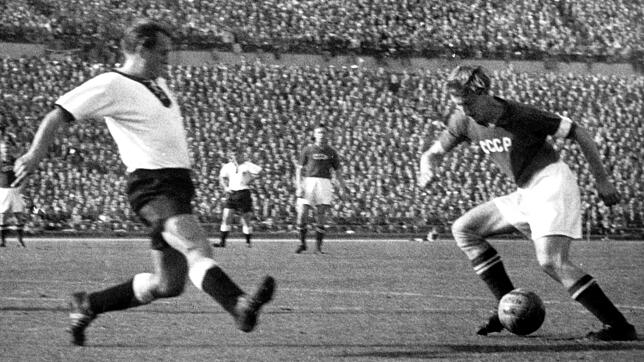 Igor Netto (rechts) muss sich hier gegen den deutschen Mittelfeldspieler Jupp Posipal im Jahr 1956 durchsetzen. Bild: dpa