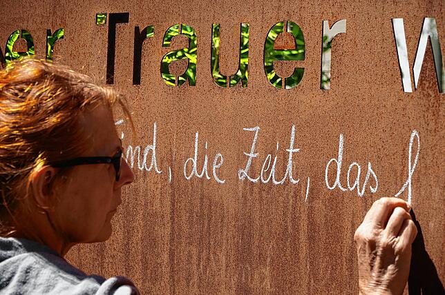 Elisabeth Paul schreibt jede Woche mit Kreide einen neuen Spruch auf die Stahlwand im Trauergarten. Wie die Worte verschwimmen und von ...