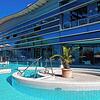 Der Außenbereich der Bodensee-Therme Überlingen lockt mit Düsen, Strömungskanal und einem tollen Blick auf den Bodensee.