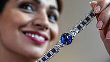 Eine Mitarbeiterin des Auktionshauses Sotheby‘s hält ein Armband mit einem Cabochon Saphir mit 46,07 Karat in der Mitte. Edelsteine als ...