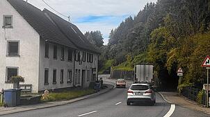 Gerade der westliche Ortsausgang von Grimmelshofen bietet mit der Bahnunterführung und der Kurvenlage ein erhebliches Gefahrenpotenzial.
