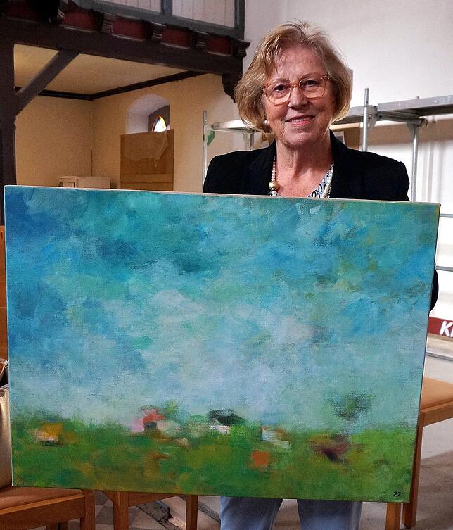 Mit Acrylfarben: Erika Aichelmann aus Rheinfelden ersteigerte das Bild &bdquo;Landschaft&ldquo; von Inge Götz.