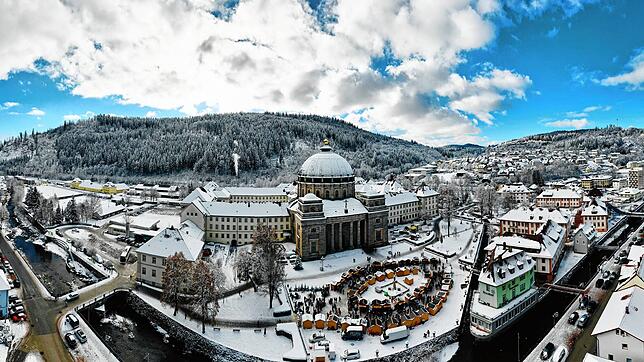 Die Stadt St. Blasien wächst stetig. Hier ein Luftbild vom Dezember 2021 mit Weihnachtsmarkt am Dom. Bild: Vitus Arnold