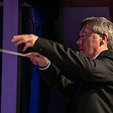 Dirigent Horst Malzacher in Aktion beim Weihnachtskonzert der Trachtenkapelle.