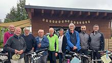 Wolfgang Gorenflo (Dritter von links) und Perdita Kock (Vierte von rechts) mit den Helfern der Fahrradwerkstatt Rheinfelden. Mit ihrem ...