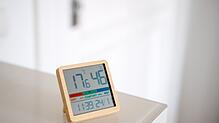 Mit einem Hygrometer lässt sich die Luftfeuchtigkeit messen. Vor Wänden und Co. sollte sie nicht zu lange über 50 Prozent liegen.
