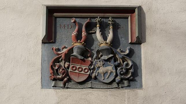 Das Wappen derer von Reichlin von Meldegg auf der Fassade der Städtischen Musikschule Überlingen.