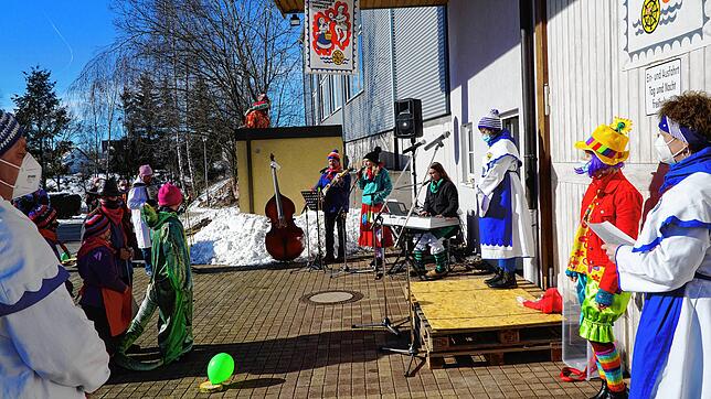 Sehr gut besucht war die erste Mess im Häs in Bachheim, organisiert von (von links) Manuela Schreiber, Elilsabeth Faller und Ilona Wiehl.